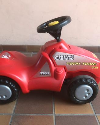 Trattore giocattolo