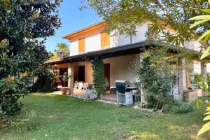 VILLA DI CARATTERE: tre camere, taverna e porti...
