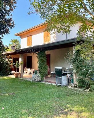 VILLA DI CARATTERE: tre camere, taverna e porti...