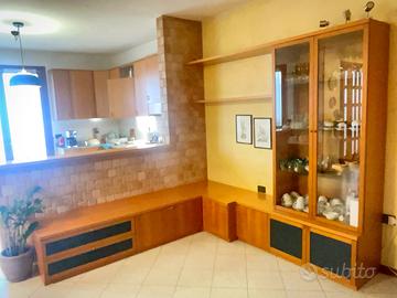 Mobili e tavolo da soggiorno