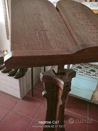 Leggio con dieci comandamenti.