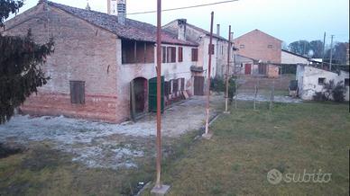 Rustico indipendente da ristrutturare con giardino
