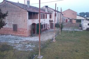 Rustico indipendente da ristrutturare con giardino