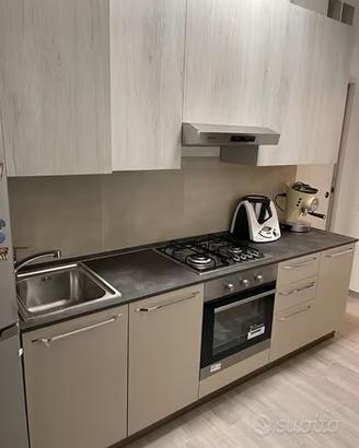 Cucina completa di elettrodomestici