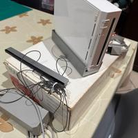 Wii con giochi + 3 joystick e accessori