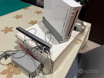 Wii con giochi + 3 joystick e accessori