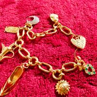 Braccialetto in oro giallo 18K con 7 charms in oro