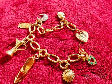 Braccialetto in oro giallo 18K con 7 charms in oro