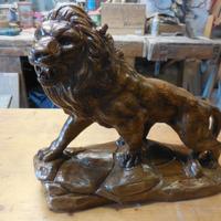 Leone intagliato a mano