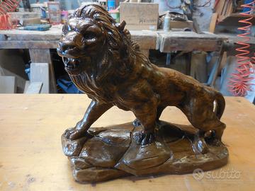 Leone intagliato a mano