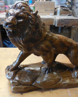 Leone intagliato a mano