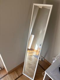 2 Specchio a figura intera con cornice bianca