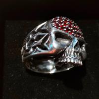 Anello teschio in argento e granata