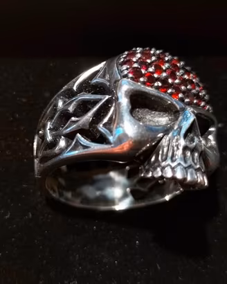 Anello teschio in argento e granata