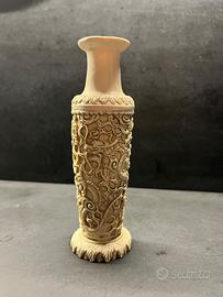 Vaso con dragoni intagliati in stile orientale