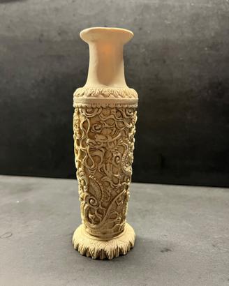 Vaso con dragoni intagliati in stile orientale