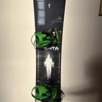 Tavola snowboard con attacchi e scarponi