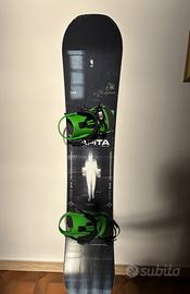 Tavola snowboard con attacchi e scarponi