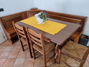 cucina con tavolo usata pochissimo in noce pieno  