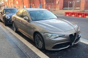 NOLEGGIO EVENTI Elegante Alfa Romeo Giulia 210cvQ4