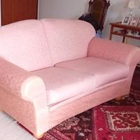 2 DIVANI DA 2 POSTI ( 1 A LETTO)