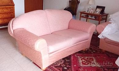 2 DIVANI DA 2 POSTI ( 1 A LETTO)