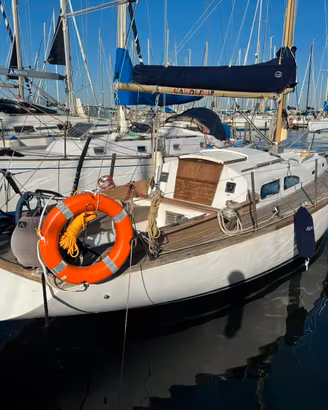 Barca a vela natante