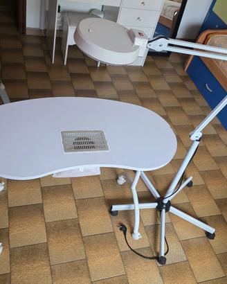 Tavolo estetico con lampada
