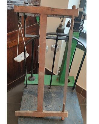 Sega a telaio ad arco-arredo rustico Anno: 1960