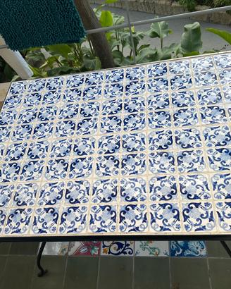 Tavolo in ferro battuto e maiolica