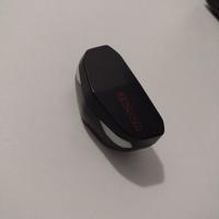 Auricolari bluetooth con caricatore.