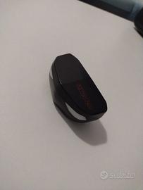 Auricolari bluetooth con caricatore.