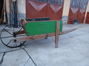 carriola antica da giardino 