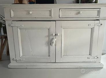 Mibile antico tutto foderato. Stupendo. Cambio per