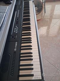 Tasti pesati azione a martello come un pianoforte