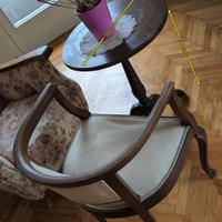 tavolino rotondo in legno, con sedia