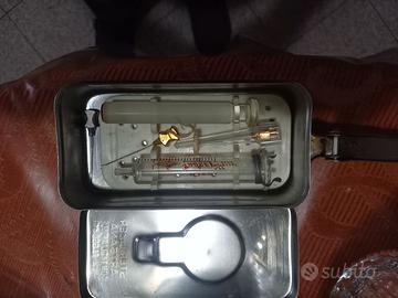 Scatola acciaio inox bcon siringa in vetro