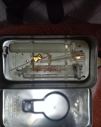 Scatola acciaio inox bcon siringa in vetro