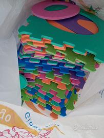 tappeto puzzle gommoso con lettere e numeri