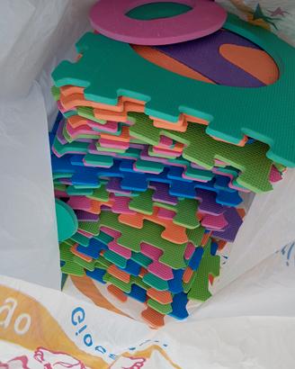 tappeto puzzle gommoso con lettere e numeri