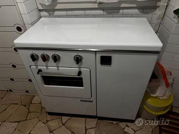 CUCINA A GAS BIANCA CON FORNO E FRIGOR BASSO