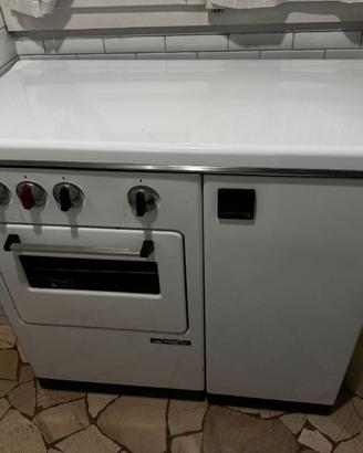 CUCINA A GAS BIANCA CON FORNO E FRIGOR BASSO