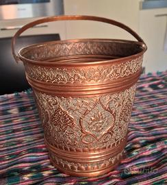 Vaso in rame con lavorazione 