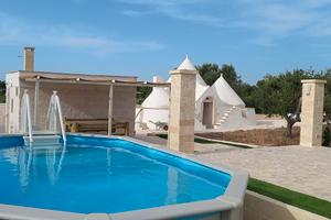Trullo con lamia e piscina