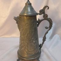 Boccale con coperchio in peltro al 95% con decoraz