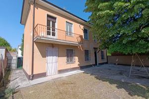 Villa di 140 m² con 5 locali e box auto a Bressana