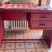 Scrivania rossa inserti in vimini