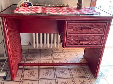 Scrivania rossa inserti in vimini