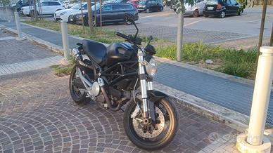 Ducati monster  696