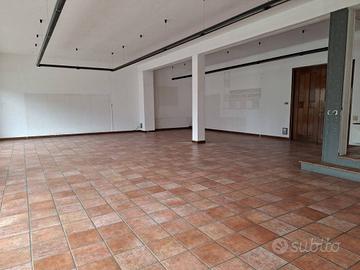 Immobile di 188 m² con 1 locale a Pescate